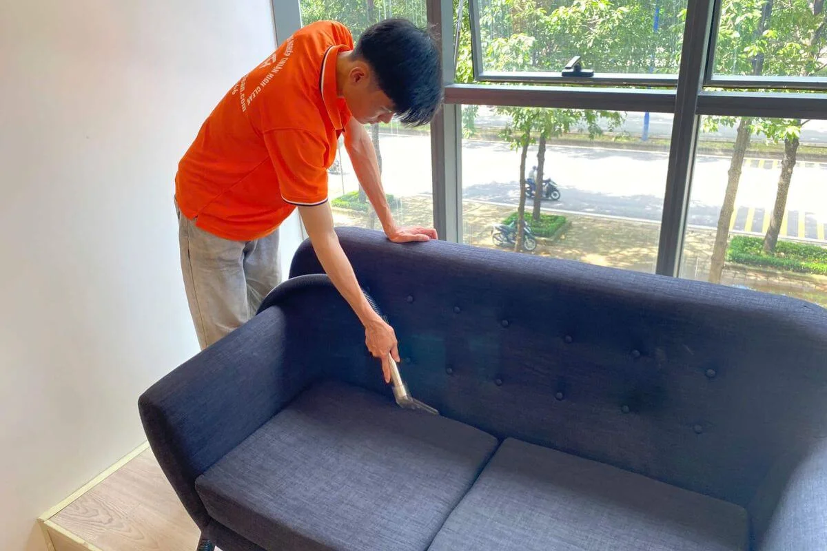 Hút bụi trước khi giặt sofa