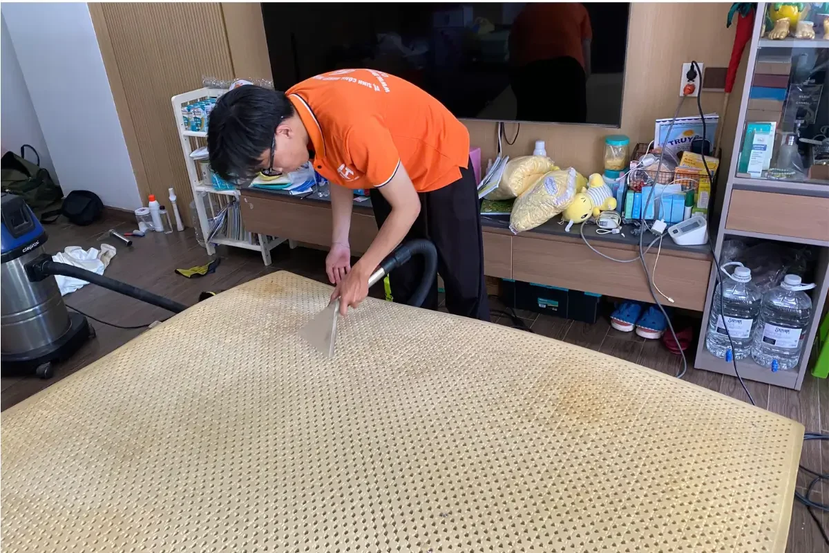 Nếu không đủ dụng cụ vệ sinh chuyên dụng thì nên đặt dịch vụ là cách tối ưu nhất 