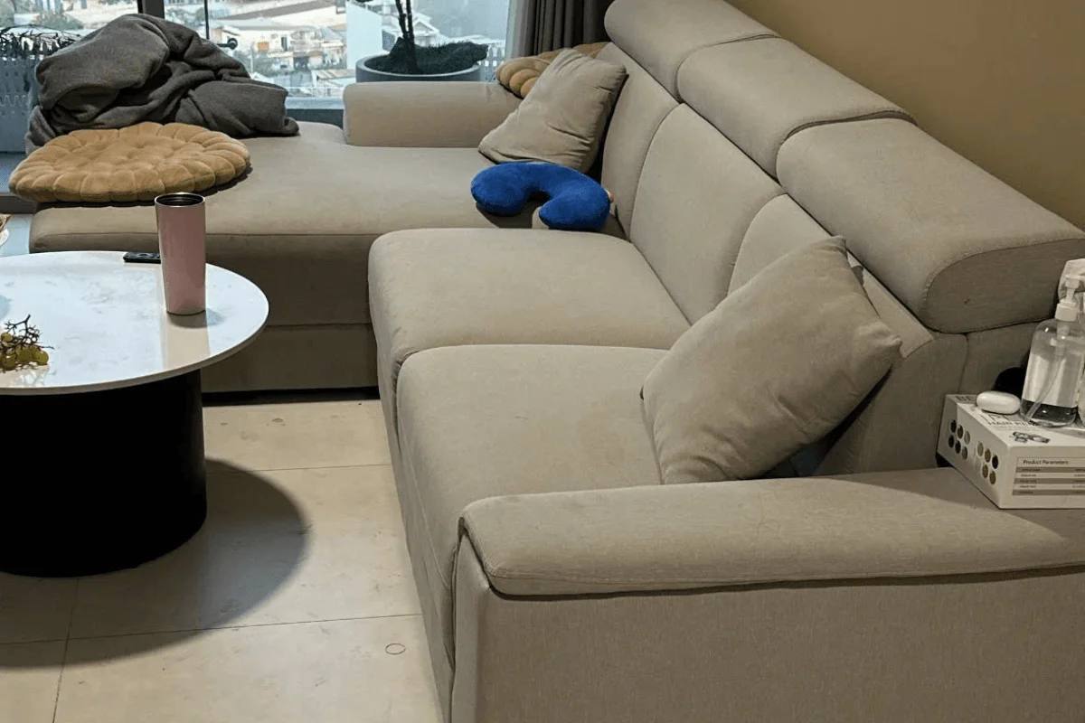 Hình ảnh thực tế khi sofa sạch nhưng vẫn có mùi hôi.