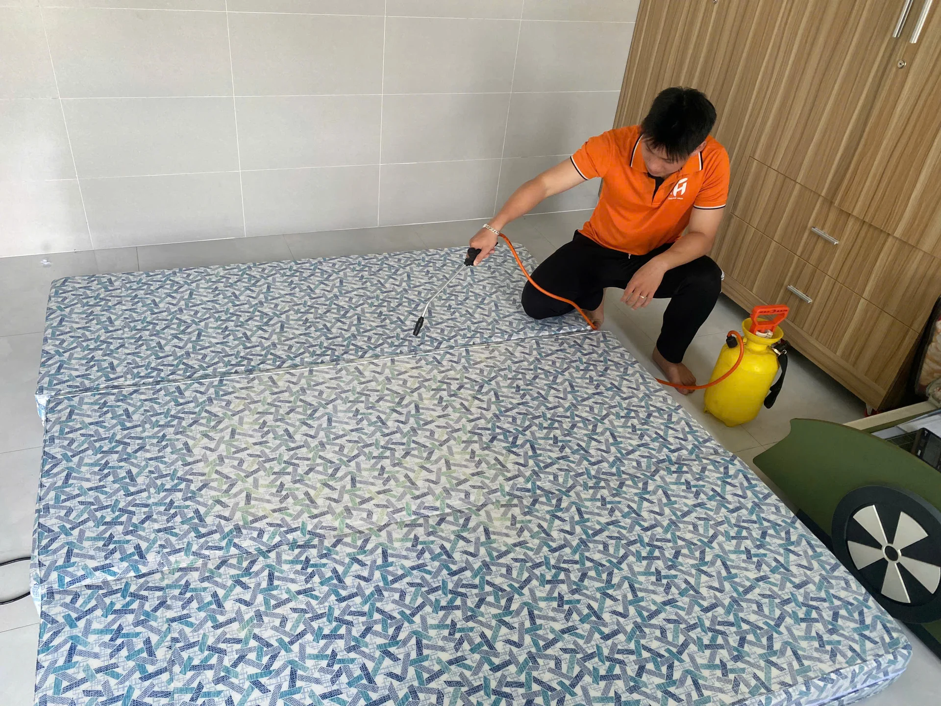 Bé Tè Dầm Ra Nệm: Cách Xử Lý Ngay Và Khử Mùi Khai Tận Gốc
