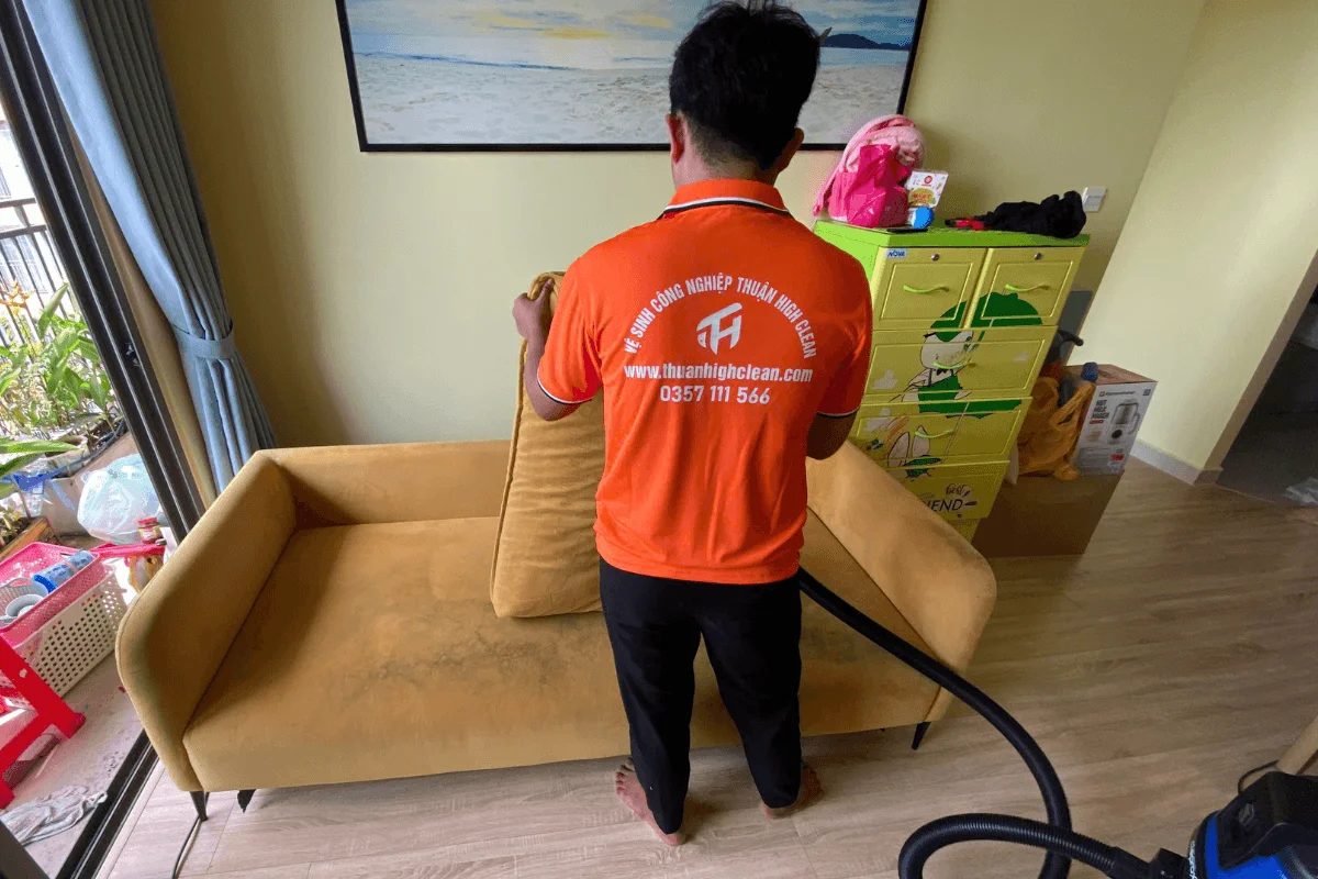 Sofa Có Mùi Hôi Dù Nhìn Vẫn Sạch? Nguyên Nhân & Cách Xử Lý