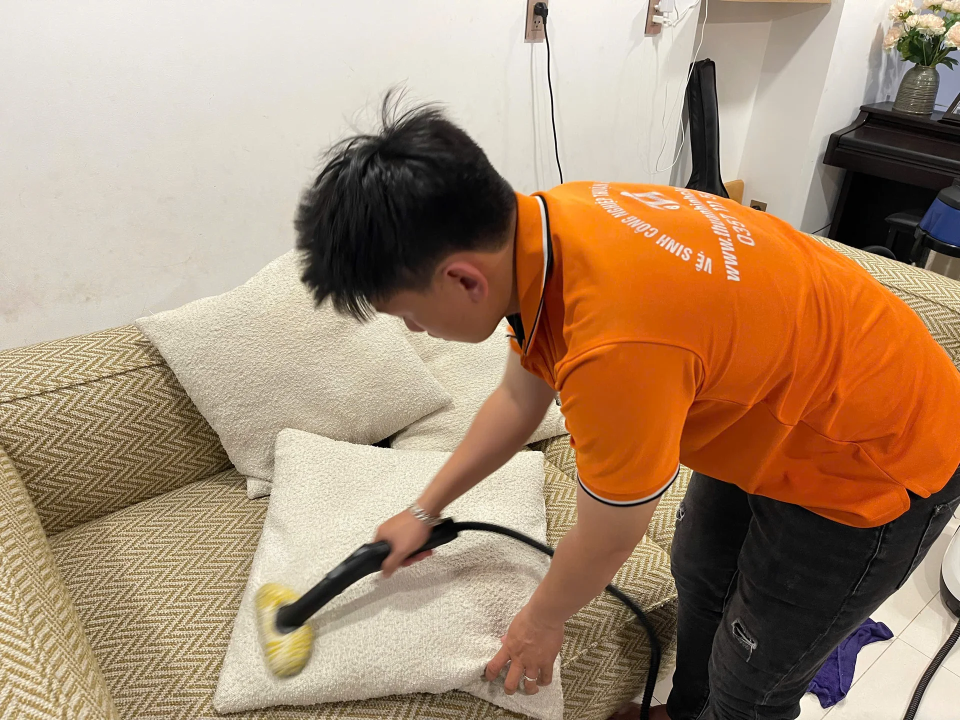 How to Remove Coffee Stains from a Fabric Sofa: What to Do in the First 5 Minutes